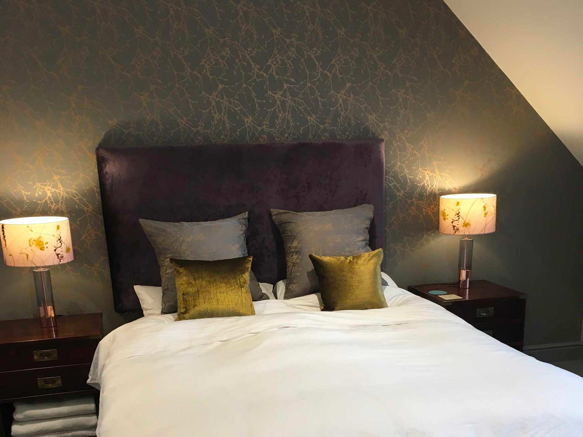 bed_gold_cushions bed_gold_cushions